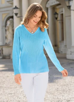 Pullover mit streckenden Strukturstreifen