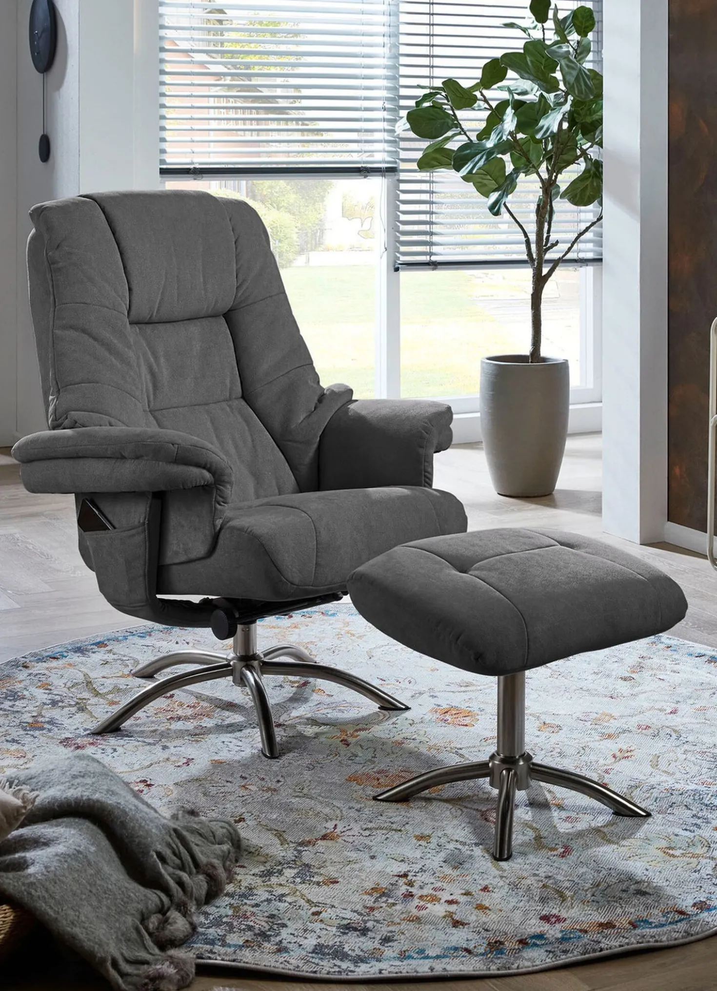 Relax-Sessel mit Hocker und Gestell aus Metall