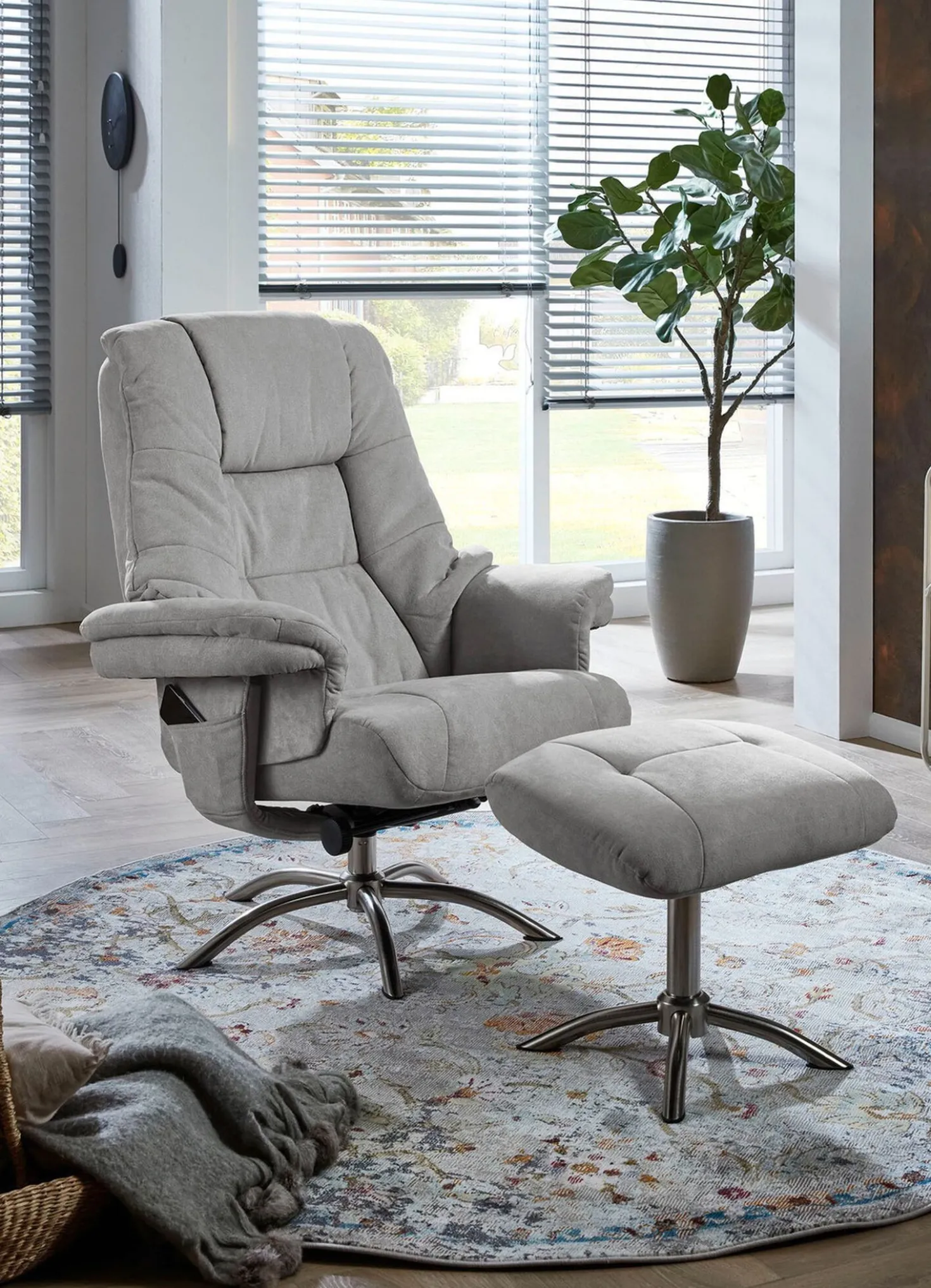 Relax-Sessel mit Hocker und Gestell aus Metall