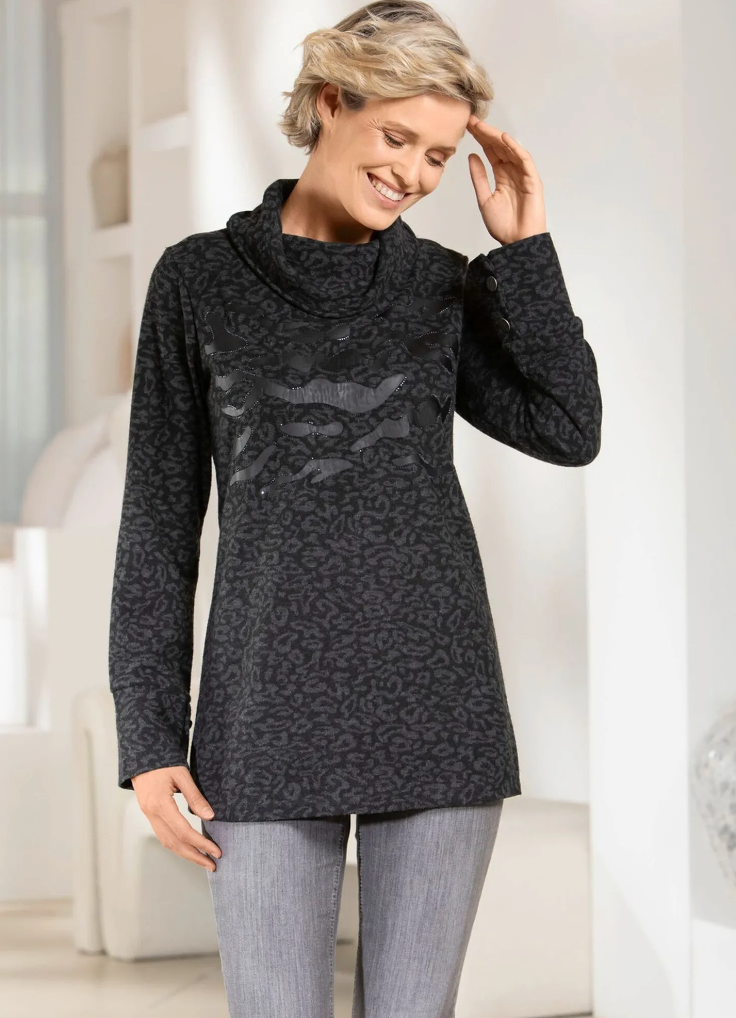 Rollkragenshirt mit Kontrastdruck