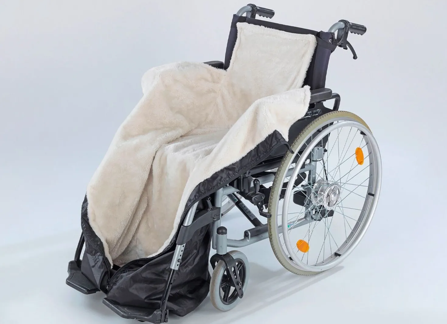 Rollstuhl-Wärmesack hält trocken und warm bei Schmuddelwetter