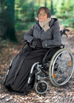 Rollstuhl-Wärmesack hält trocken und warm bei Schmuddelwetter