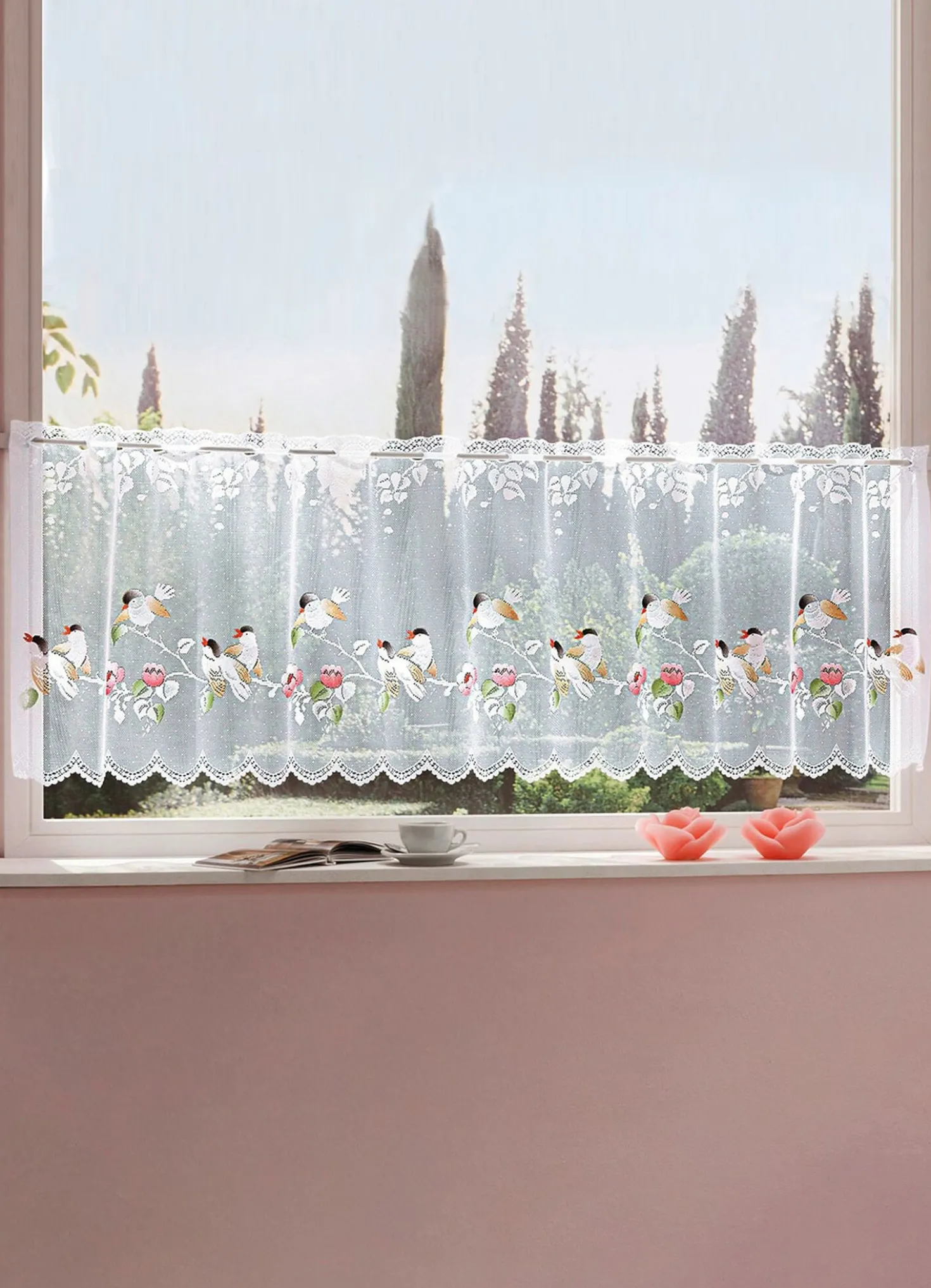 Romantische Fenster- und Türdekoration mit Stangendurchzug