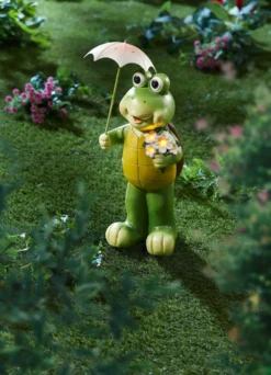 Schildkröte mit Solar-Blume und Regenschirm
