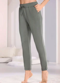 Schlaf-und Freizeithose mit Taschen und breitem Dehnbund