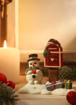 Schneemann am Briefkasten aus dem Hause „Goebel“