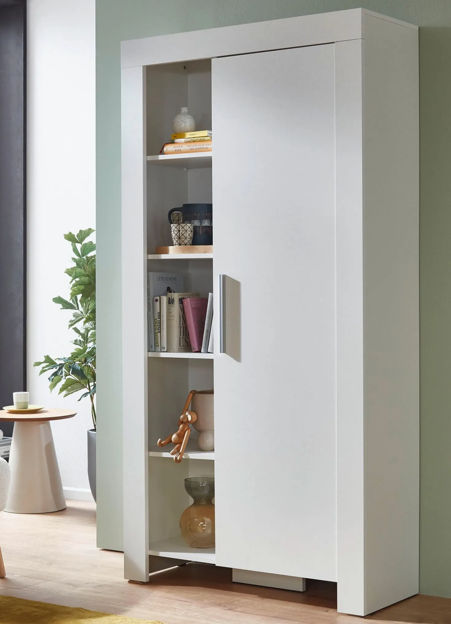 Schrank mit Griffen in Aluminium-Optik