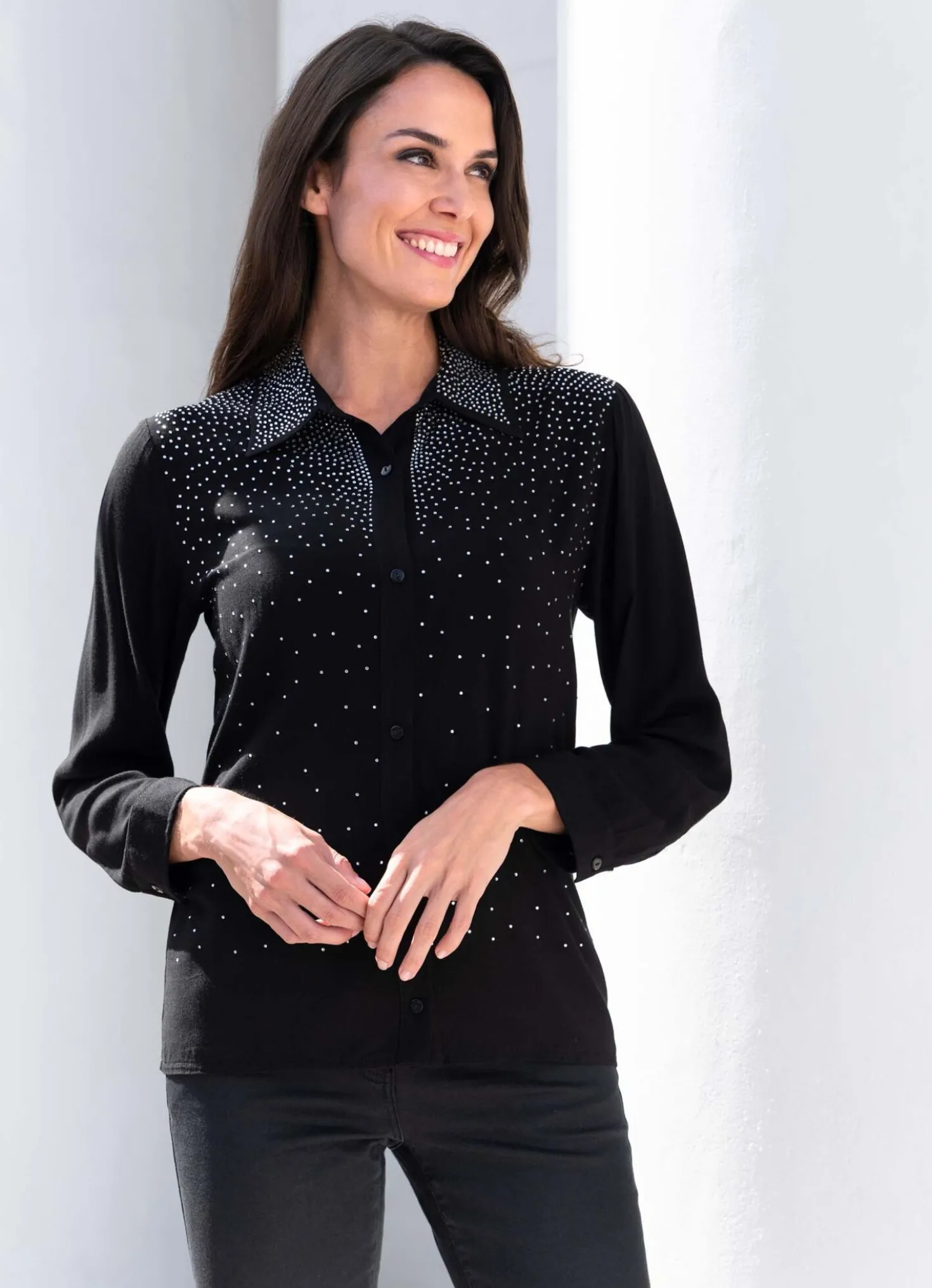 Shirtbluse mit aufwendiger Straßzier