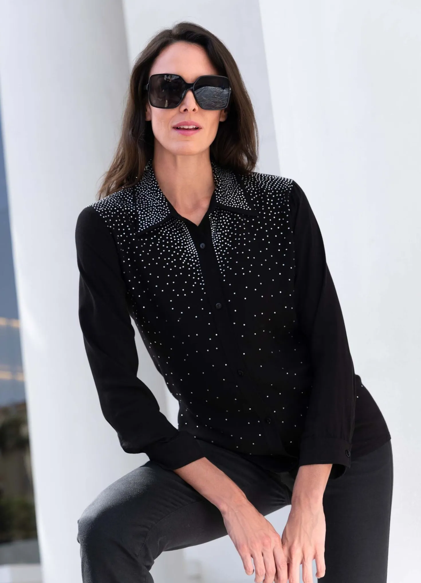 Shirtbluse mit aufwendiger Straßzier