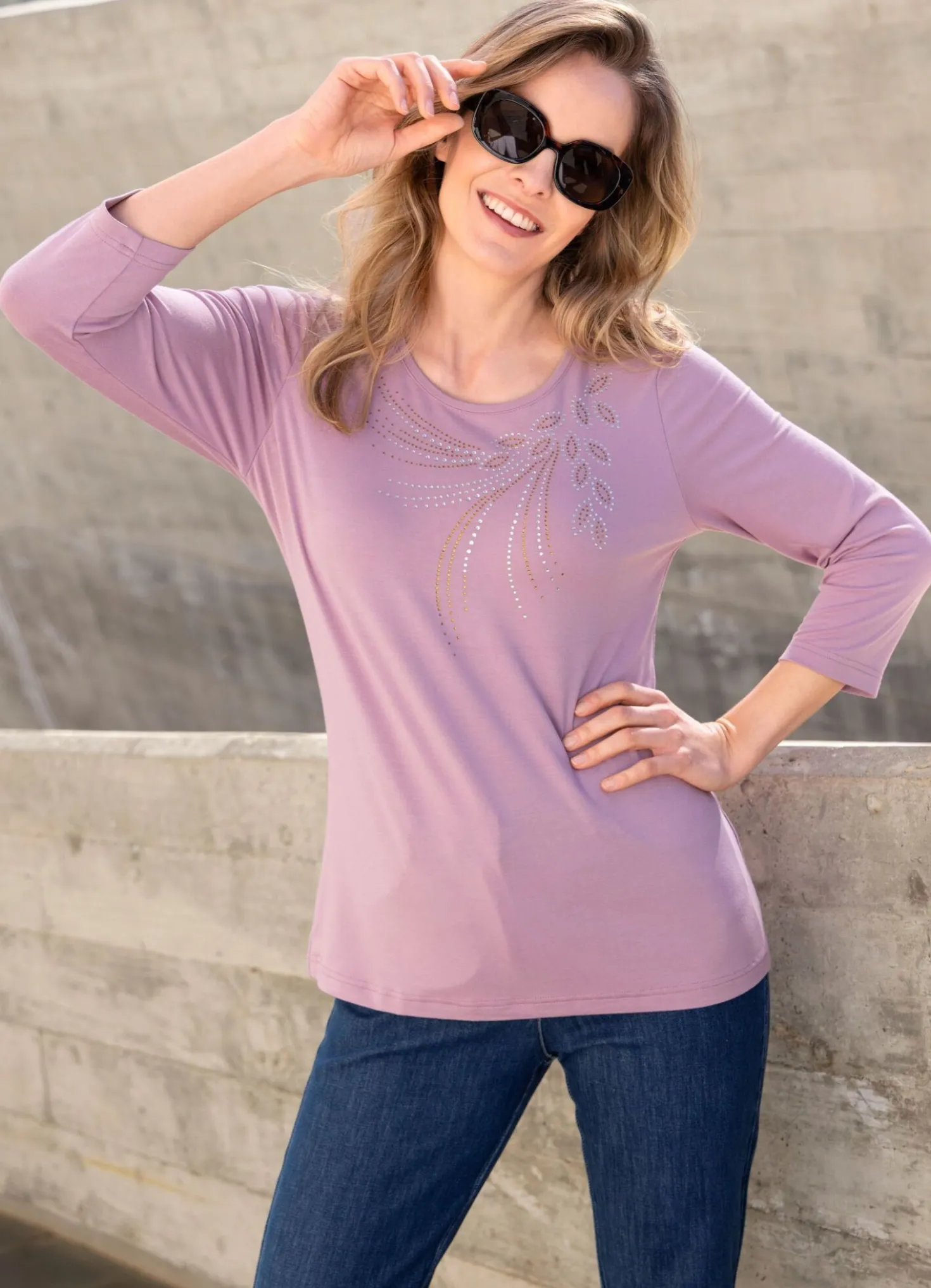 Shirt mit kontrastfarbener Strasszier