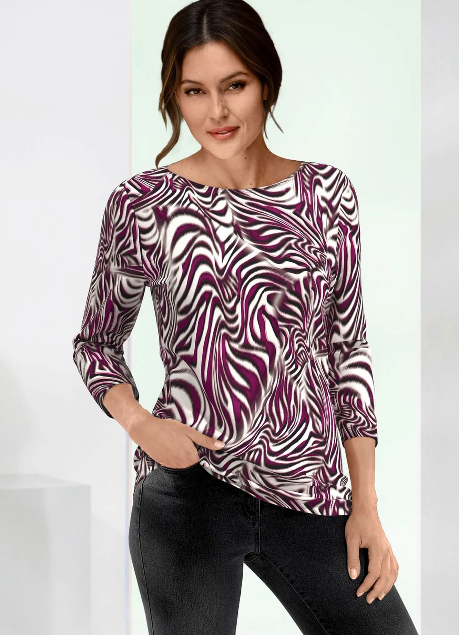 Shirt mit modischem U-Boot-Ausschnitt in 2 Farben