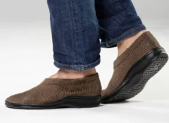 Slipper aus elastischem Strickmaterial