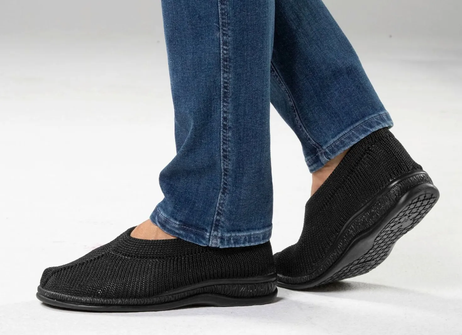 Slipper aus elastischem Strickmaterial