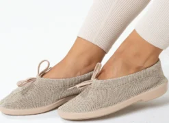 Slipper aus elastischem Strickmaterial mit Schnürung