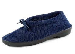 Slipper aus elastischem Strickmaterial mit Schnürung