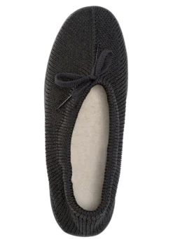 Slipper aus elastischem Strickmaterial mit Schnürung