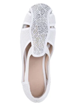 Slipper mit luftigen Durchbrüchen