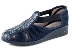 Slipper mit luftigen Durchbrüchen