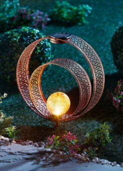 Solarleuchte aus Metall in Rostoptik mit Glaskugel
