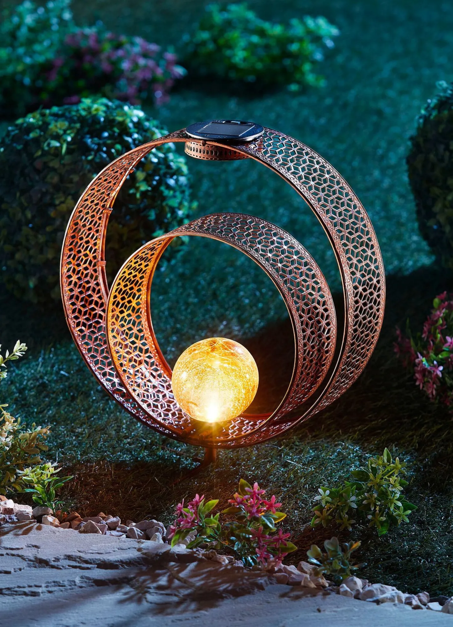 Solarleuchte aus Metall in Rostoptik mit Glaskugel