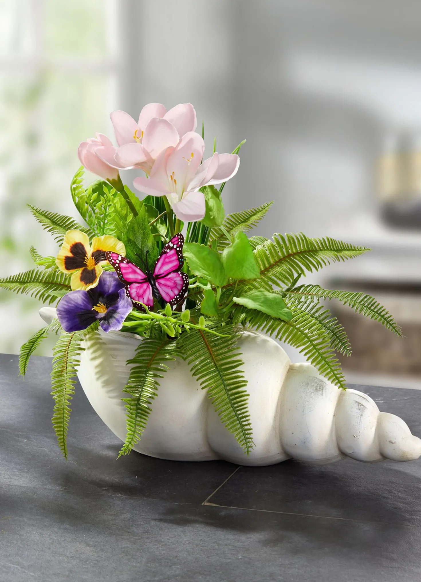 Stiefmütterchen-Arrangement in Schale