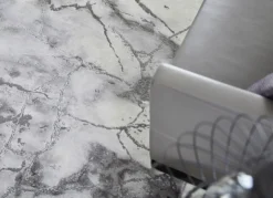 Stilsichere Brücken und Teppiche mit Marmormotiv