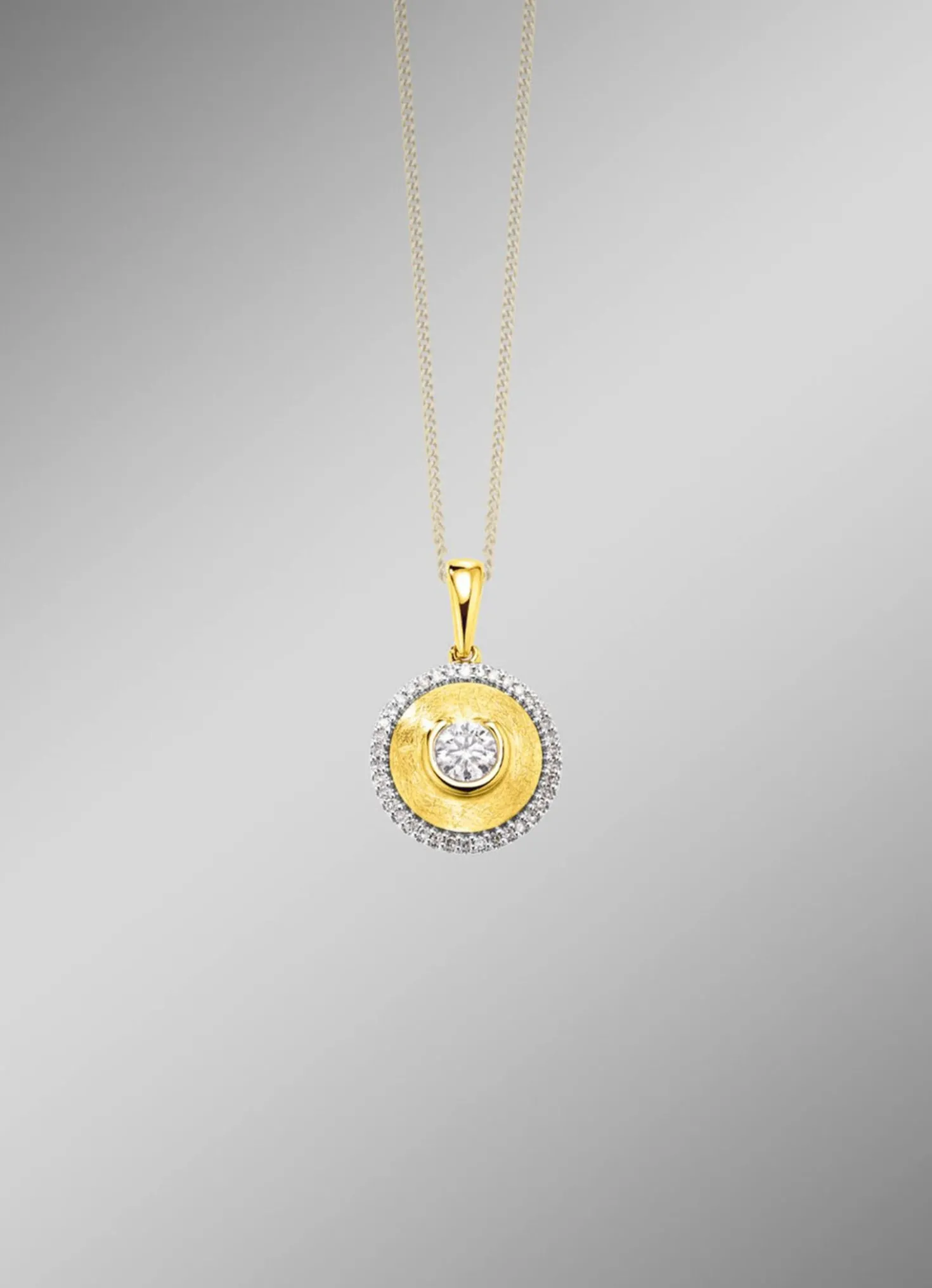 Stilvoller Anhänger mit Brillant und Diamanten