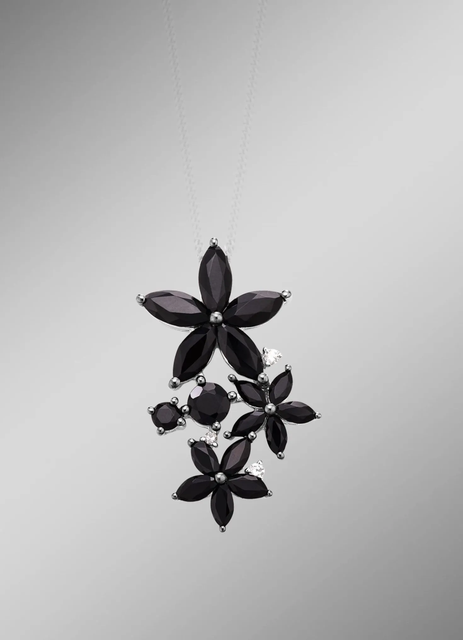 Stilvoller Anhänger mit Spinell und Diamanten