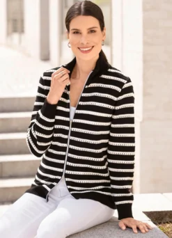 Strickjacke in Ringeldessin mit Ajourakzenten