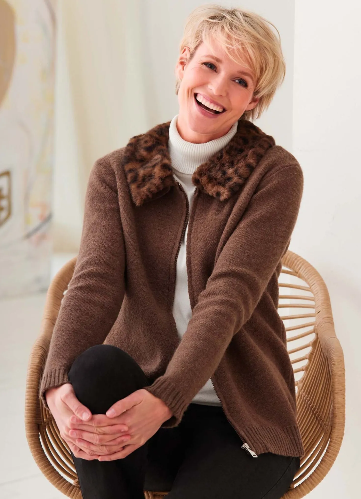 Strickjacke mit abnehmbarem Kunstpelzbesatz