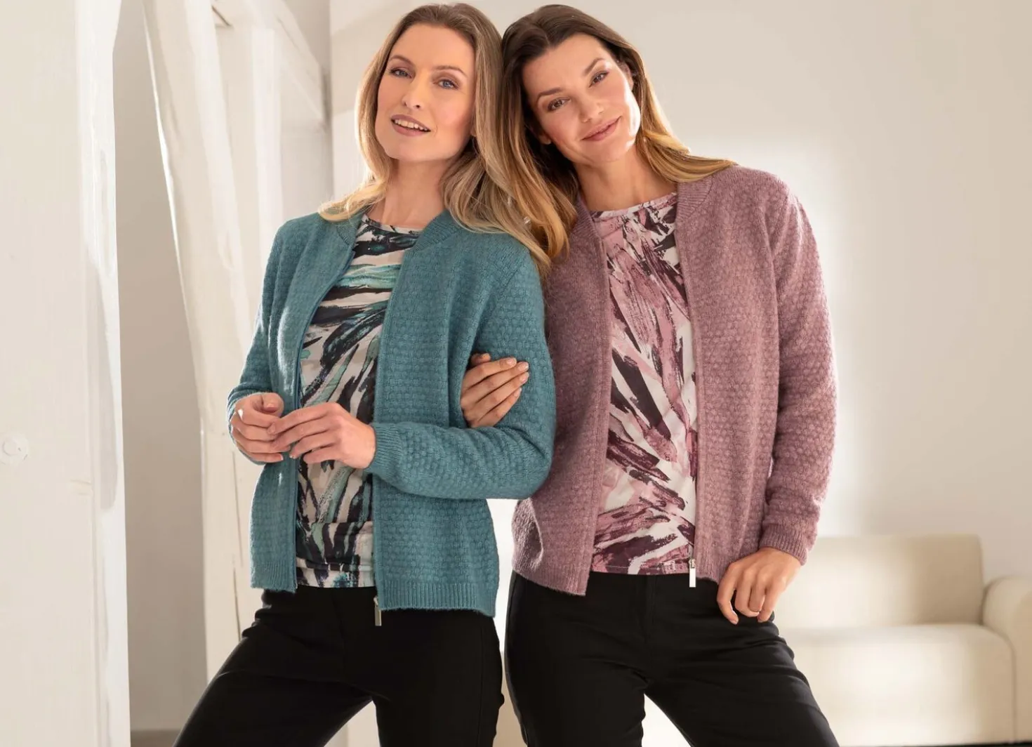 Strickjacke mit Alloverstruktur