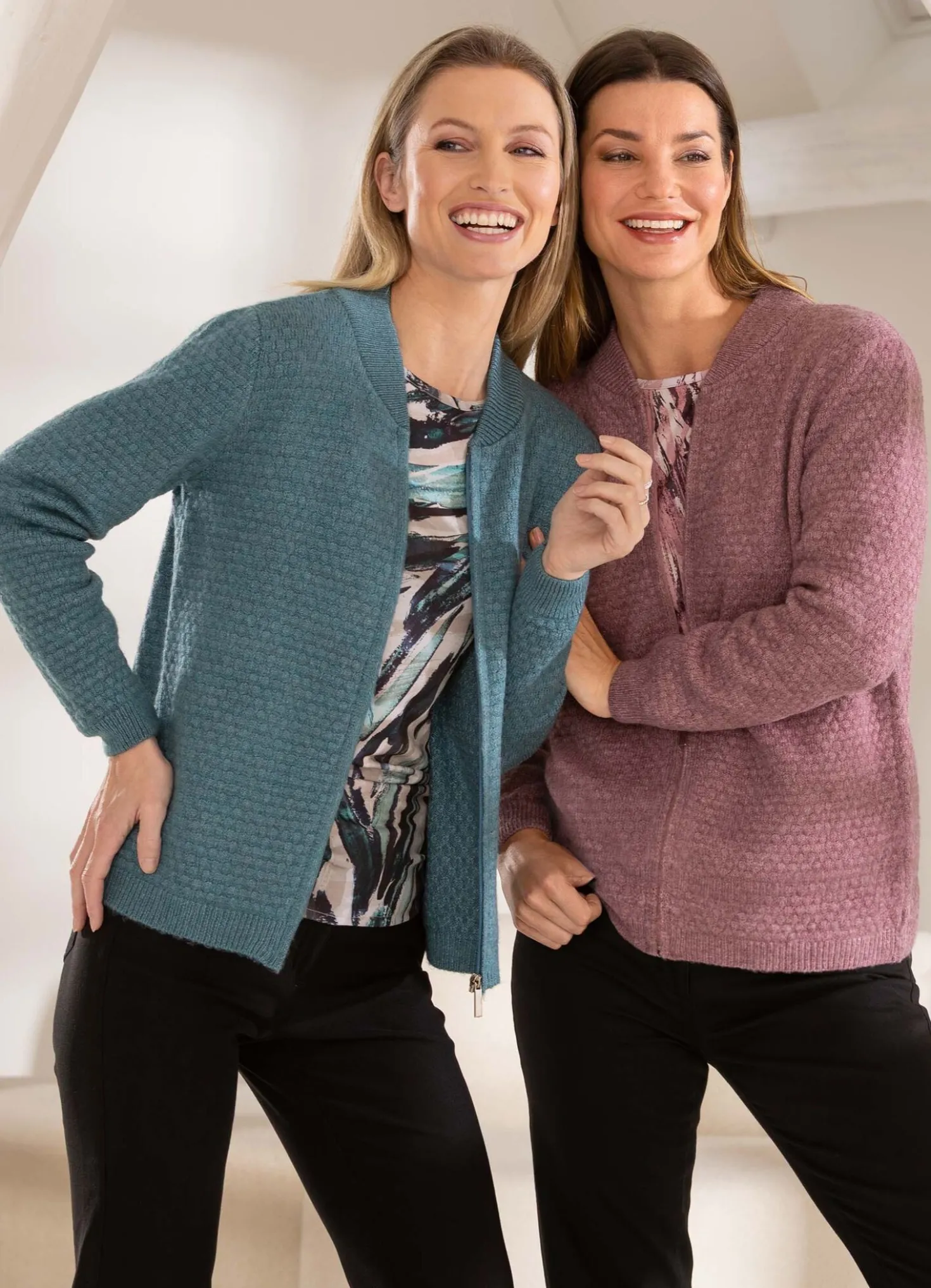 Strickjacke mit Alloverstruktur