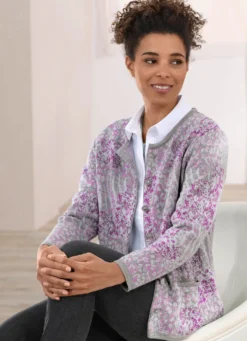 Strickjacke mit dekorativen Knöpfen