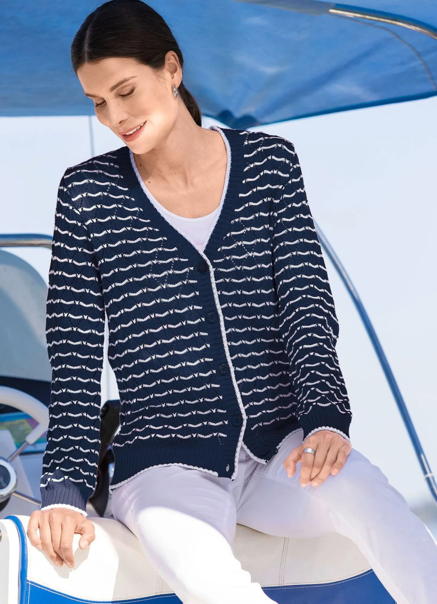 Strickjacke mit feinen Ringeln und Ajourrauten
