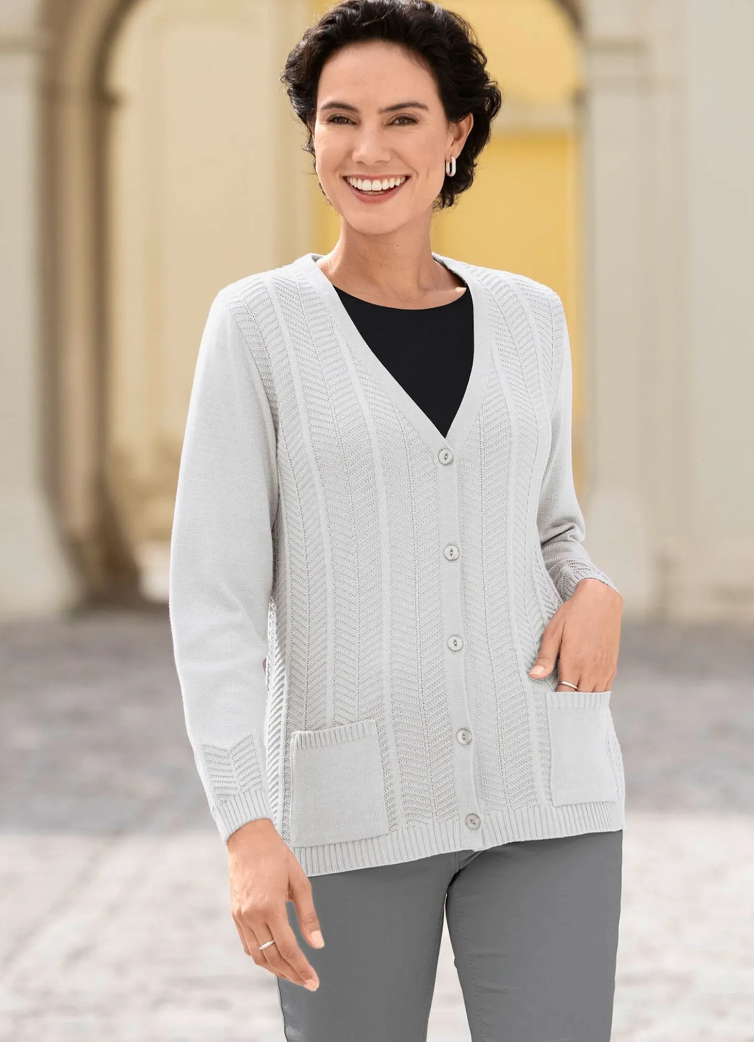 Strickjacke mit feinen Strukturstreifen