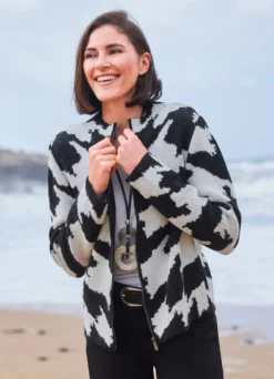 Strickjacke mit grafischem Allovermuster