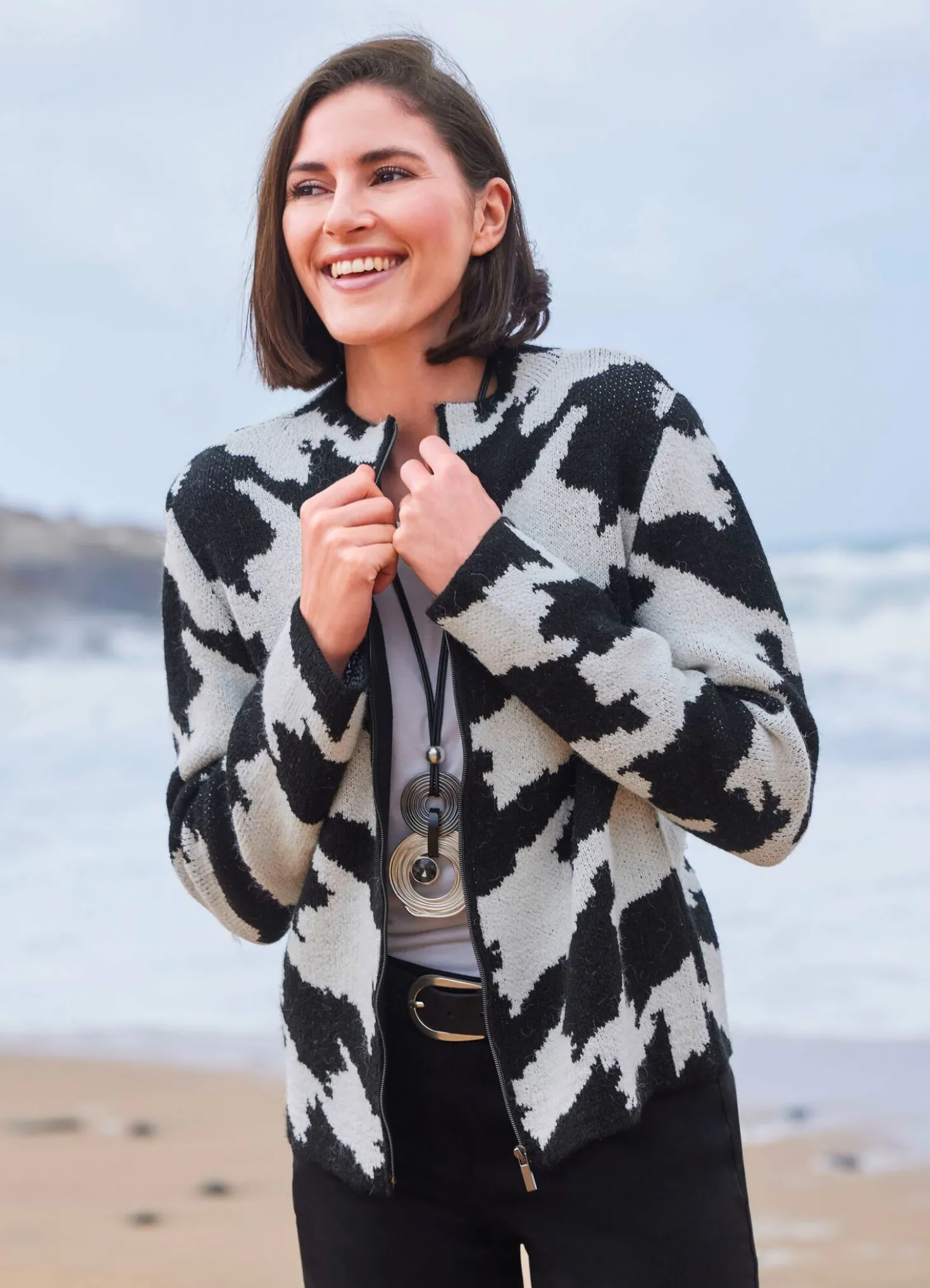 Strickjacke mit grafischem Allovermuster