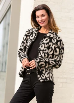Strickjacke mit haarigem Effektgarn