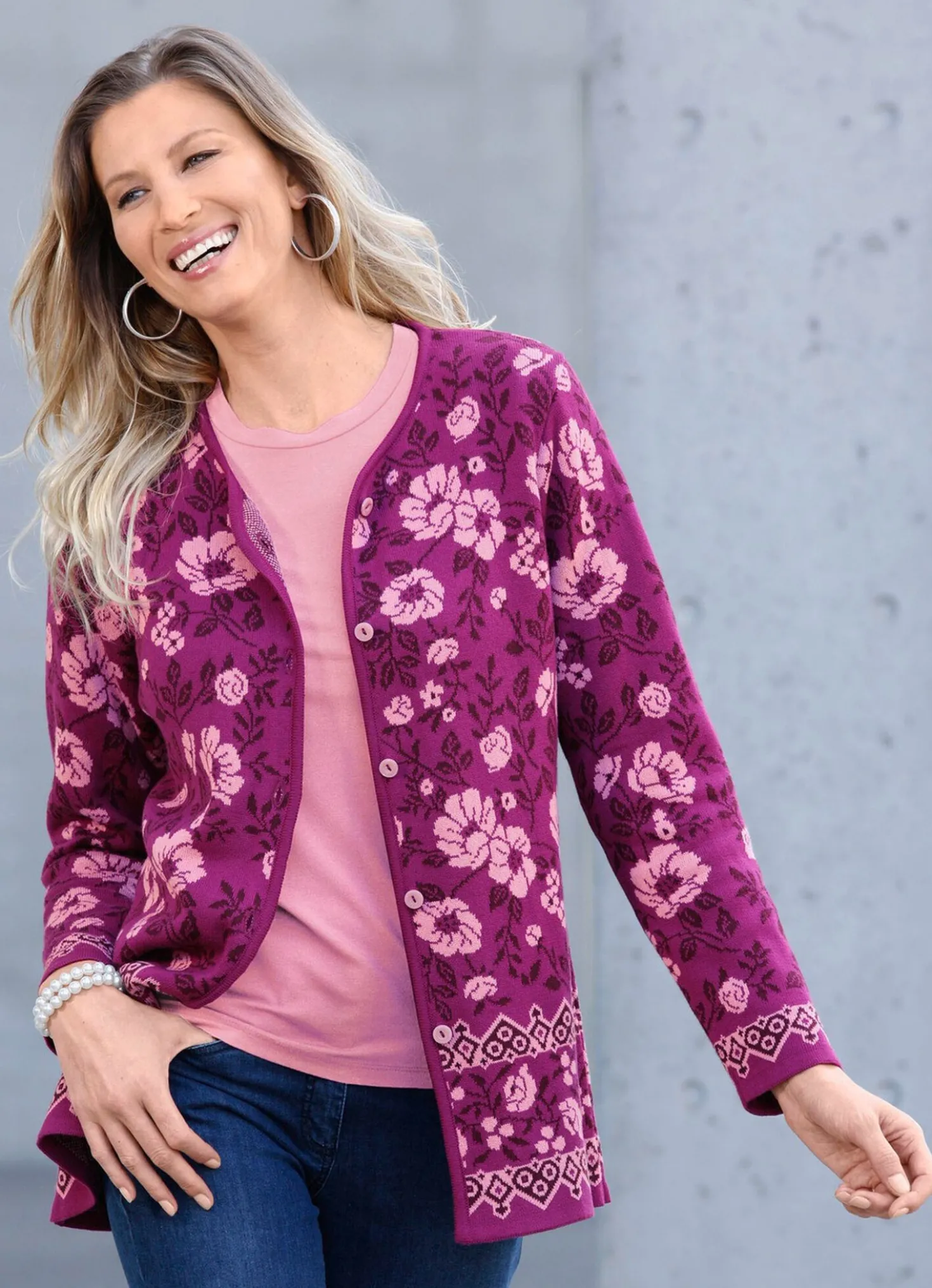 Strickjacke mit Herzausschnitt
