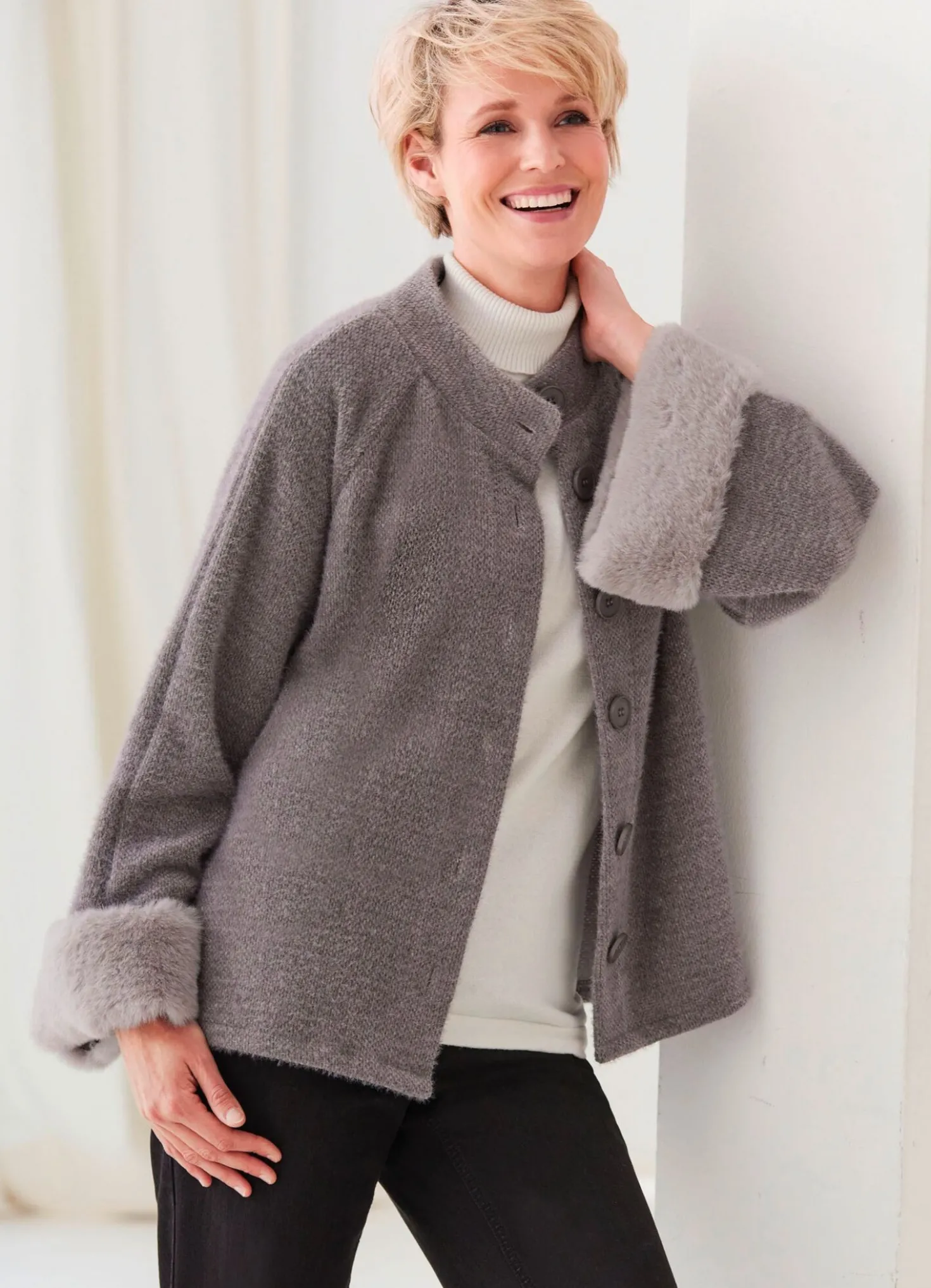 Strickjacke mit Kunstpelz-Abschlüssen