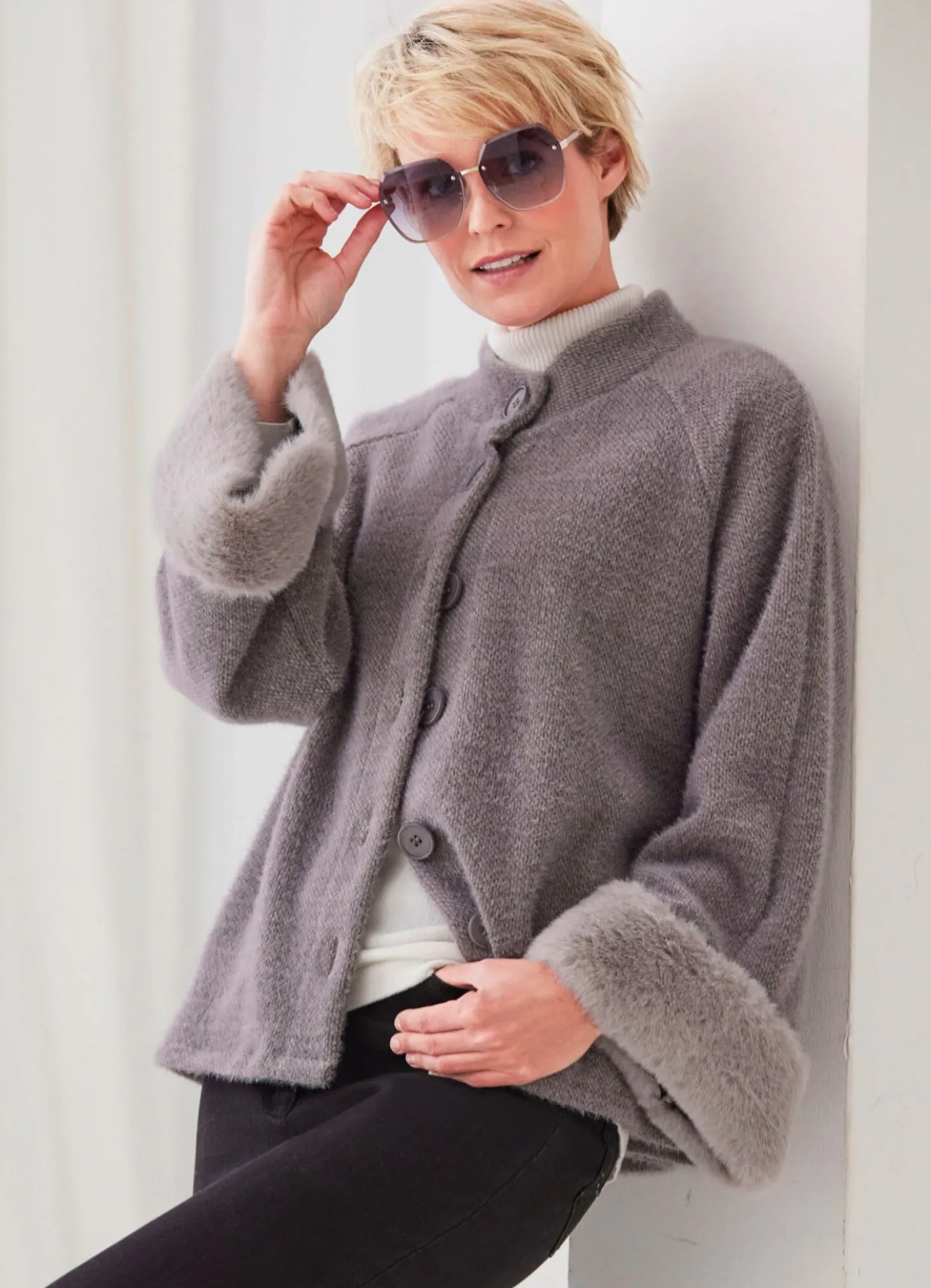 Strickjacke mit Kunstpelz-Abschlüssen