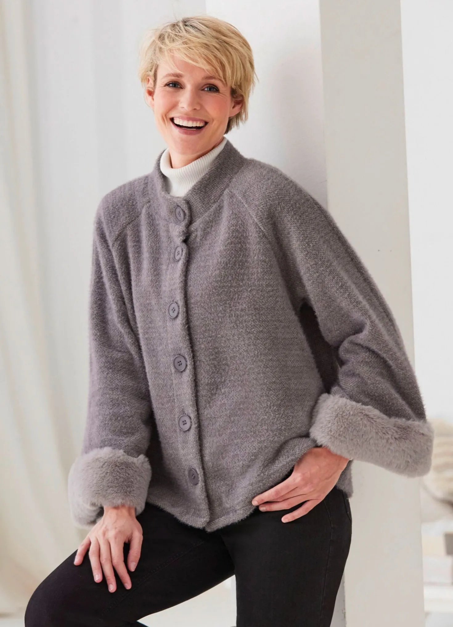 Strickjacke mit Kunstpelz-Abschlüssen