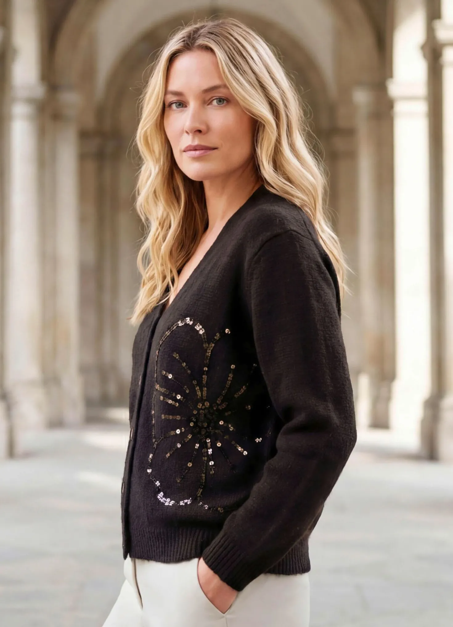 Strickjacke mit Pailletten-Blüte
