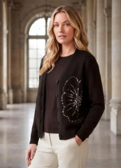Strickjacke mit Pailletten-Blüte