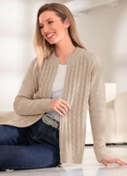 Strickjacke mit streckender Zöpfchenstruktur