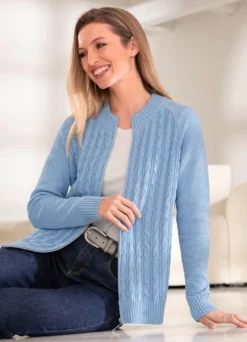 Strickjacke mit streckender Zöpfchenstruktur