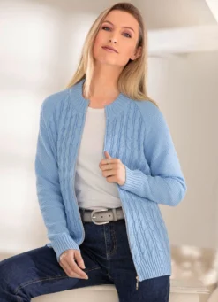 Strickjacke mit streckender Zöpfchenstruktur