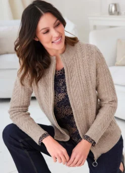 Strickjacke mit streckender Struktur