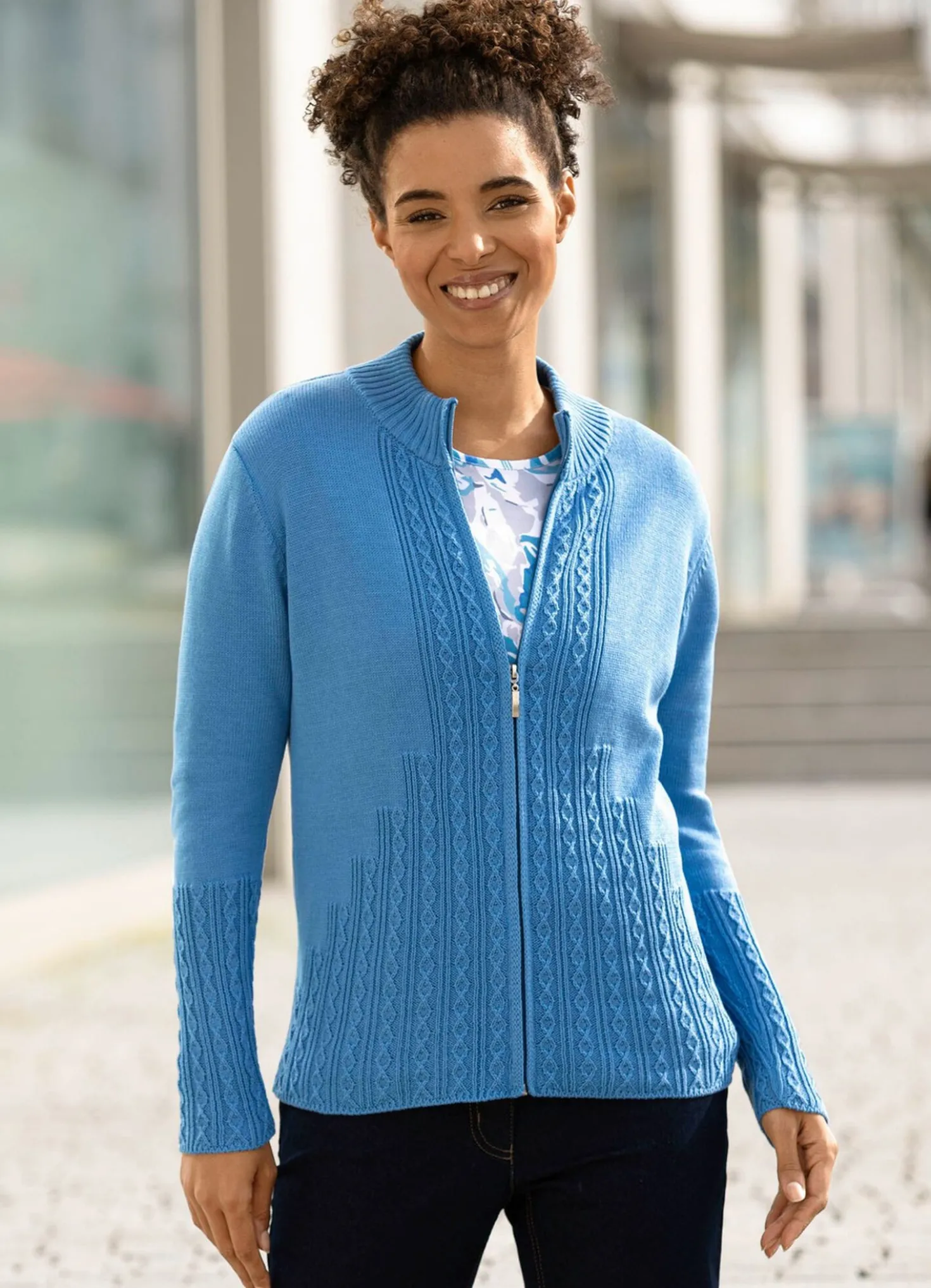 Strickjacke mit Zopfmuster