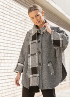 Strickmantel mit integriertem Schal